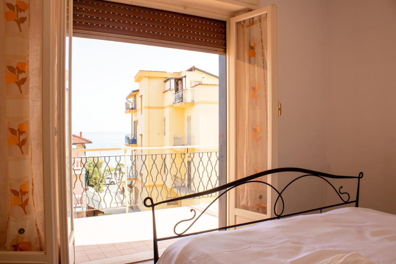 Apartamento Posto Auto Gratuito Relax A 30 Metri Dal Mare Riva Ligure Exterior foto